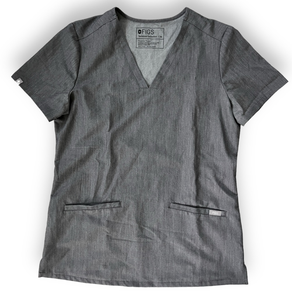 FIGS Graphite Casma™ Three-Pocket Scrub Top, size Extra  Small